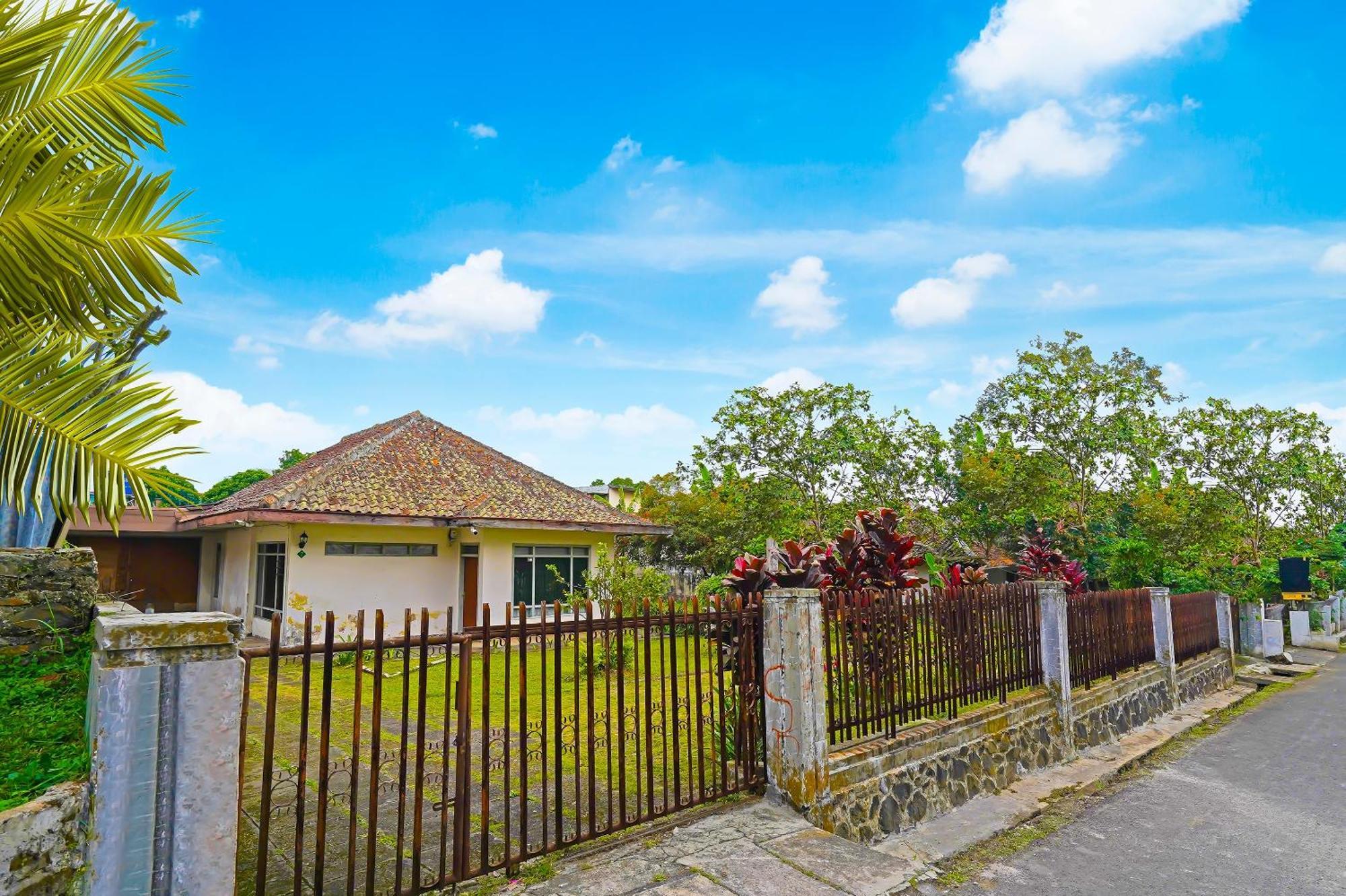 Oyo Life 92694 Kost Nino 2*