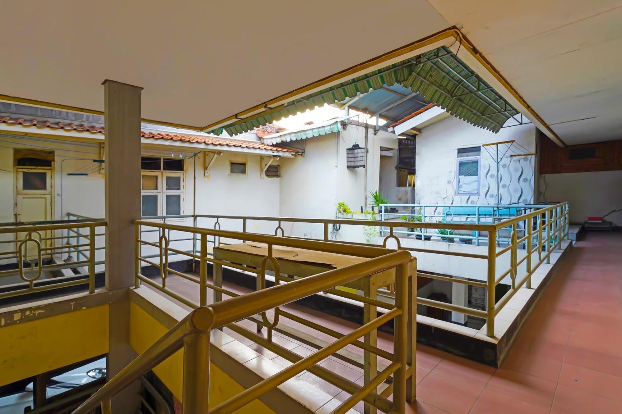 Oyo Life 92694 Kost Nino 2* Bandung
