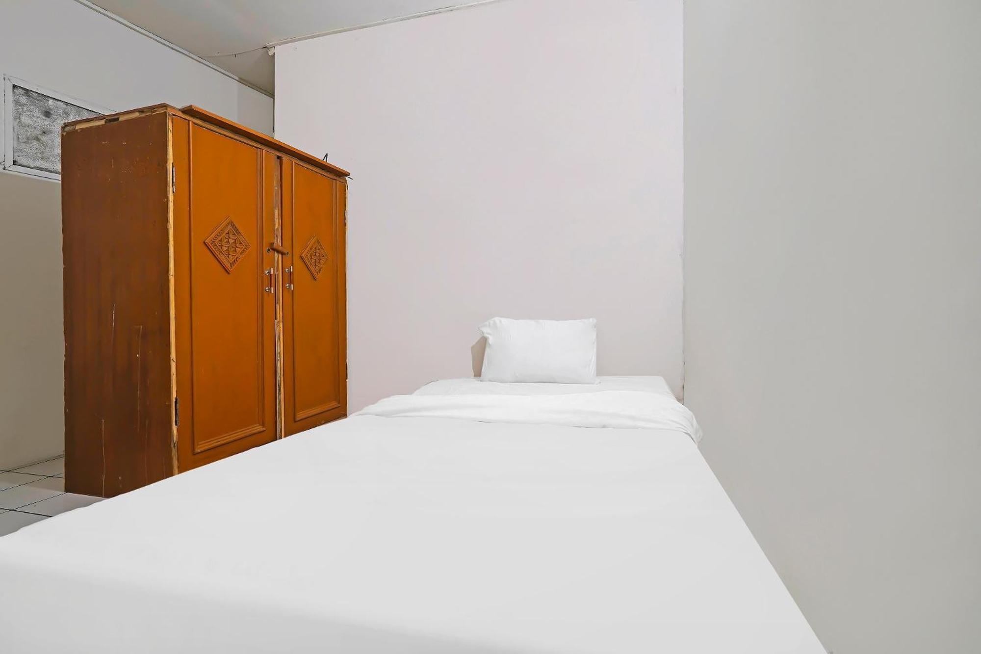 Hotel Oyo Life 92694 Kost Nino 2*